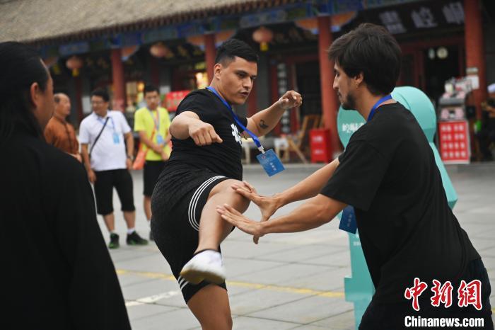 7月14日，甘肅省平?jīng)鍪嗅轻忌骄皡^(qū)內(nèi)，外籍武術(shù)愛好者切磋武藝。7月13日至14日，“2024年北京體育大學(xué)第十五屆國際武術(shù)比賽交流大會暨首屆崆峒山國際武術(shù)大會”舉行，大會也在崆峒山景區(qū)進(jìn)行問道崆峒、武術(shù)高級研修班、崆峒拜師等系列活動。中新社記者 李亞龍 攝