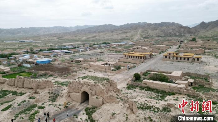 7月13日，位于山丹漢明長城遺址里的硤口古城。(無人機圖片) 　九美旦增 攝