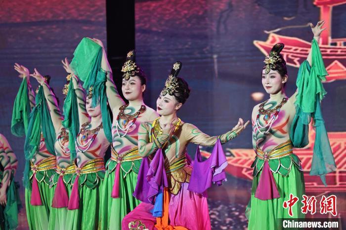 7月19日晚，第五屆黃河之濱文藝展演在蘭州體育文化廣場開幕。圖為開幕式演出敦煌舞蹈。張曦予 攝