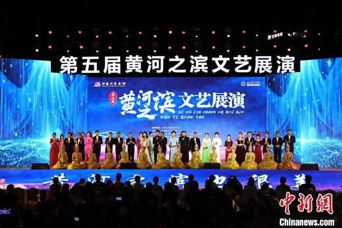 7月19日晚，第五屆黃河之濱文藝展演在蘭州體育文化廣場開幕。張曦予 攝