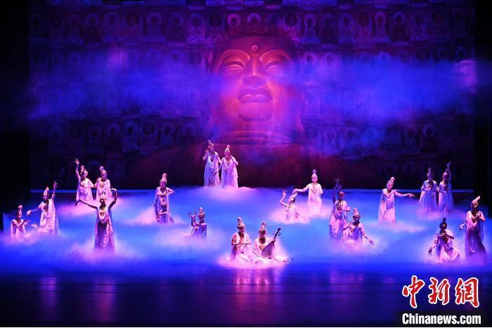 7月18日晚，中國經(jīng)典舞劇《絲路花雨》在甘肅蘭州黃河劇院進行演出。中國經(jīng)典舞劇《絲路花雨》迎來45周年，7月17日-8月4日在蘭州開啟為期多天的駐場演出。該舞劇取材于敦煌莫高窟壁畫，集中國霓裳羽衣舞、敦煌舞、印度舞、黑巾舞、波斯馬鈴舞等于一身，自1979年演出至今，該劇先后在40多個國家和地區(qū)演出近4000場，觀眾550多萬人次。中新社記者 李亞龍 攝</p>
<p>