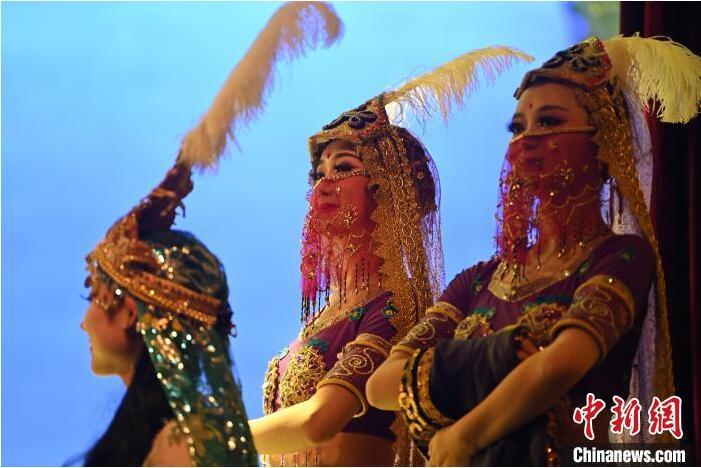 7月18日晚，中國經(jīng)典舞劇《絲路花雨》在甘肅蘭州黃河劇院進行演出。中國經(jīng)典舞劇《絲路花雨》迎來45周年，7月17日-8月4日在蘭州開啟為期多天的駐場演出。該舞劇取材于敦煌莫高窟壁畫，集中國霓裳羽衣舞、敦煌舞、印度舞、黑巾舞、波斯馬鈴舞等于一身，自1979年演出至今，該劇先后在40多個國家和地區(qū)演出近4000場，觀眾550多萬人次。中新社記者 李亞龍 攝</p>
<p>