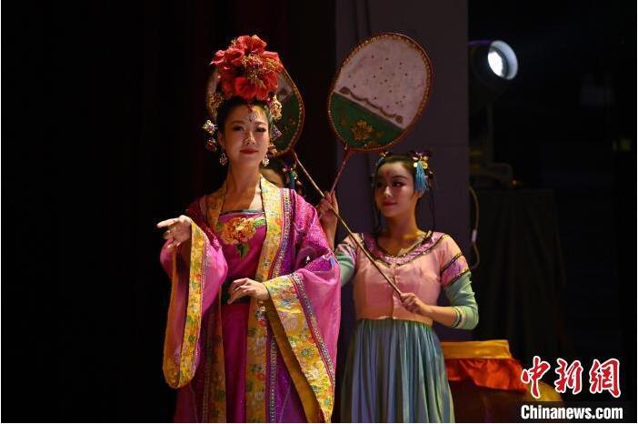 7月18日晚，中國經(jīng)典舞劇《絲路花雨》在甘肅蘭州黃河劇院進行演出。中國經(jīng)典舞劇《絲路花雨》迎來45周年，7月17日-8月4日在蘭州開啟為期多天的駐場演出。該舞劇取材于敦煌莫高窟壁畫，集中國霓裳羽衣舞、敦煌舞、印度舞、黑巾舞、波斯馬鈴舞等于一身，自1979年演出至今，該劇先后在40多個國家和地區(qū)演出近4000場，觀眾550多萬人次。中新社記者 李亞龍 攝</p>
<p>