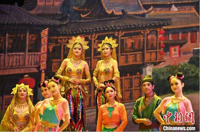 7月18日晚，中國經(jīng)典舞劇《絲路花雨》在甘肅蘭州黃河劇院進行演出。中國經(jīng)典舞劇《絲路花雨》迎來45周年，7月17日-8月4日在蘭州開啟為期多天的駐場演出。該舞劇取材于敦煌莫高窟壁畫，集中國霓裳羽衣舞、敦煌舞、印度舞、黑巾舞、波斯馬鈴舞等于一身，自1979年演出至今，該劇先后在40多個國家和地區(qū)演出近4000場，觀眾550多萬人次。中新社記者 李亞龍 攝</p>
<p>