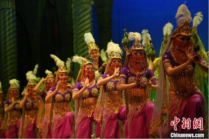 7月18日晚，中國經(jīng)典舞劇《絲路花雨》在甘肅蘭州黃河劇院進行演出。中國經(jīng)典舞劇《絲路花雨》迎來45周年，7月17日-8月4日在蘭州開啟為期多天的駐場演出。該舞劇取材于敦煌莫高窟壁畫，集中國霓裳羽衣舞、敦煌舞、印度舞、黑巾舞、波斯馬鈴舞等于一身，自1979年演出至今，該劇先后在40多個國家和地區(qū)演出近4000場，觀眾550多萬人次。中新社記者 李亞龍 攝</p>
<p>