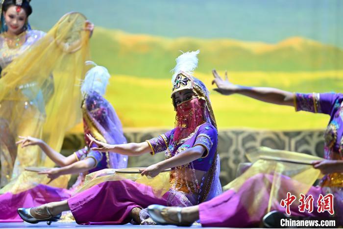 7月18日晚，中國經(jīng)典舞劇《絲路花雨》在甘肅蘭州黃河劇院進行演出。中國經(jīng)典舞劇《絲路花雨》迎來45周年，7月17日-8月4日在蘭州開啟為期多天的駐場演出。該舞劇取材于敦煌莫高窟壁畫，集中國霓裳羽衣舞、敦煌舞、印度舞、黑巾舞、波斯馬鈴舞等于一身，自1979年演出至今，該劇先后在40多個國家和地區(qū)演出近4000場，觀眾550多萬人次。中新社記者 李亞龍 攝</p>
<p>