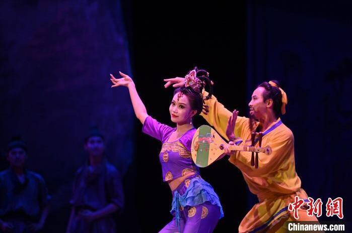 7月18日晚，中國經(jīng)典舞劇《絲路花雨》在甘肅蘭州黃河劇院進行演出。中國經(jīng)典舞劇《絲路花雨》迎來45周年，7月17日-8月4日在蘭州開啟為期多天的駐場演出。該舞劇取材于敦煌莫高窟壁畫，集中國霓裳羽衣舞、敦煌舞、印度舞、黑巾舞、波斯馬鈴舞等于一身，自1979年演出至今，該劇先后在40多個國家和地區(qū)演出近4000場，觀眾550多萬人次。中新社記者 李亞龍 攝</p>
<p>
