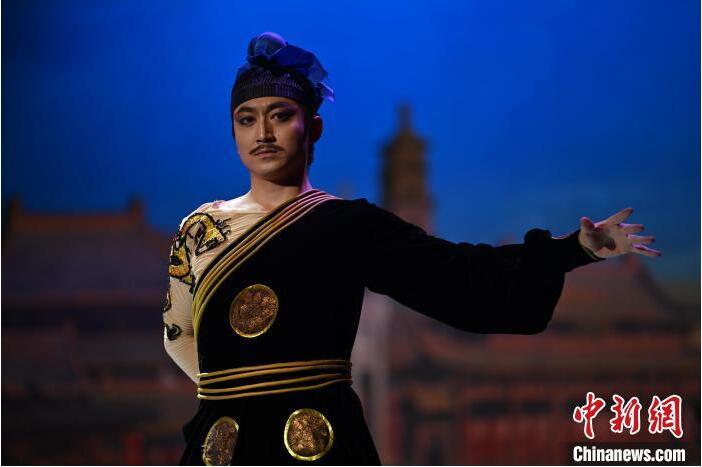 7月18日晚，中國經(jīng)典舞劇《絲路花雨》在甘肅蘭州黃河劇院進行演出。中國經(jīng)典舞劇《絲路花雨》迎來45周年，7月17日-8月4日在蘭州開啟為期多天的駐場演出。該舞劇取材于敦煌莫高窟壁畫，集中國霓裳羽衣舞、敦煌舞、印度舞、黑巾舞、波斯馬鈴舞等于一身，自1979年演出至今，該劇先后在40多個國家和地區(qū)演出近4000場，觀眾550多萬人次。中新社記者 李亞龍 攝