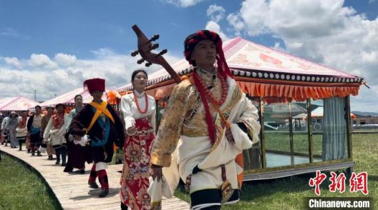 2024年6月，甘肅甘南藏族自治州上演藏服時裝秀。(資料圖)高瑩 攝