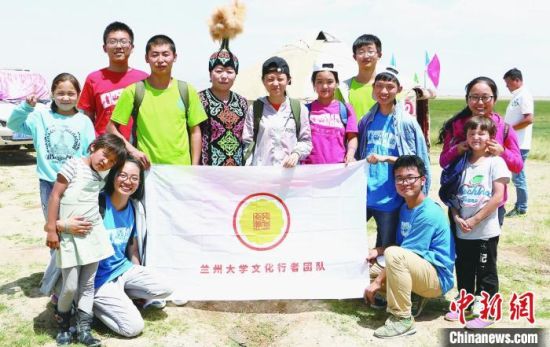 圖為蘭州大學(xué)文化行者團(tuán)隊(duì)走進(jìn)民族社區(qū)。(資料圖)蘭州大學(xué)供圖