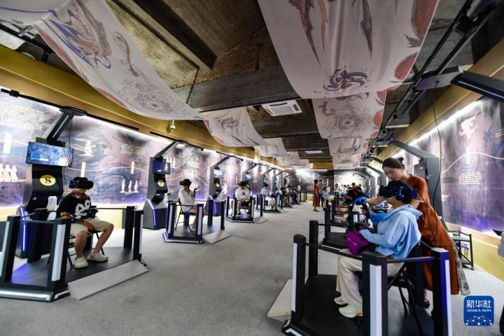 7月22日，游客線下體驗“尋境敦煌——數(shù)字敦煌沉浸展”。新華社記者 郎兵兵 攝</p>
<p>