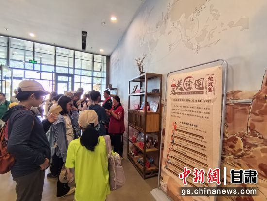 近日，玉門(mén)關(guān)遺址景區(qū)開(kāi)啟了一場(chǎng)精彩紛呈的玉關(guān)詩(shī)詞挑戰(zhàn)賽，吸引眾多游人參與其中。玉門(mén)關(guān)遺址景區(qū)供圖