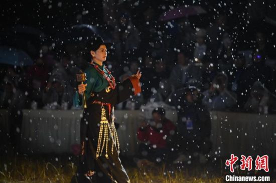 圖為2024年8月6日晚大賽現(xiàn)場模特進(jìn)行比賽。李亞龍 攝