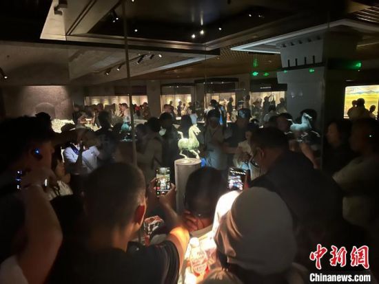 8月17日至23日，“濃濃民族情 兩岸一家親”臺(tái)灣同胞參訪團(tuán)甘肅行交流活動(dòng)在甘肅展開。圖為臺(tái)胞參觀甘肅省博物館。中新社記者 閆姣 攝