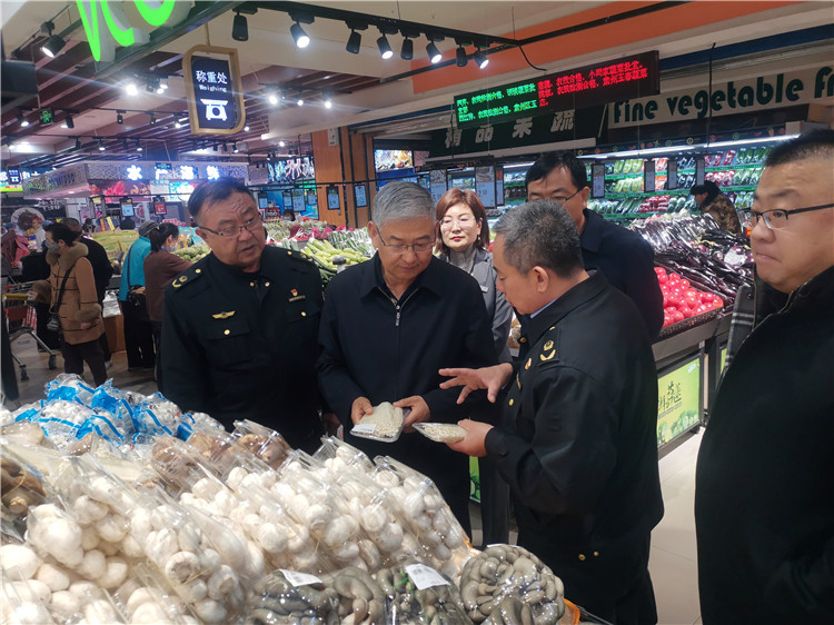 圖為市委常委、市紀(jì)委書記、市監(jiān)委主任張學(xué)勇調(diào)研食品安全責(zé)任包保企業(yè)西部天地商貿(mào)有限責(zé)任公司.jpg