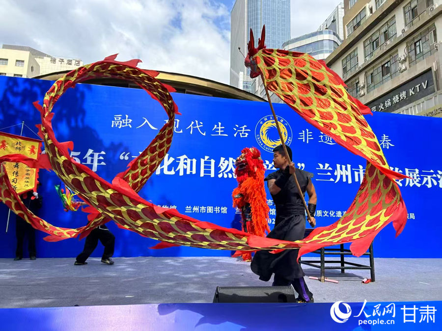 柴宗峰在2025年“文化和自然遺產(chǎn)日”蘭州市非遺宣傳展示活動中表演舞獅。人民網(wǎng)記者 焦隆攝