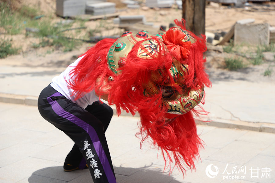 柴宗峰在桃林村展示蘭州北獅風(fēng)采。人民網(wǎng)記者 焦隆攝